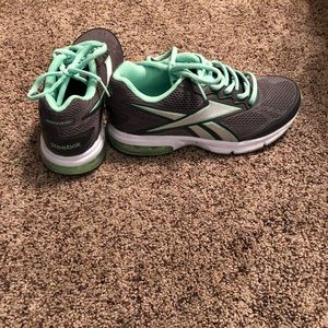 Reebok Size 7 Tennis Shoes